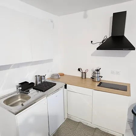 Cosy Paris Orly Metro 4 *